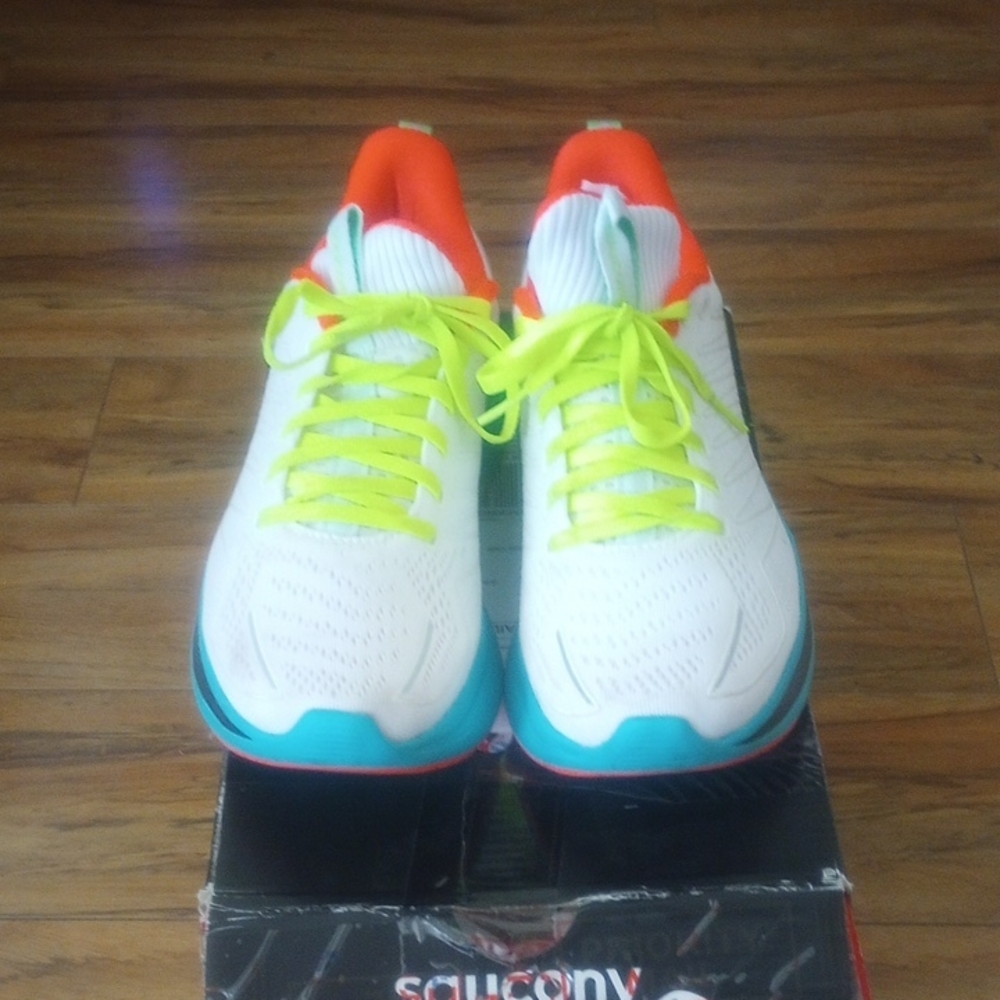 Like New. Saucony Endorphin Shift. Women's Size 8.